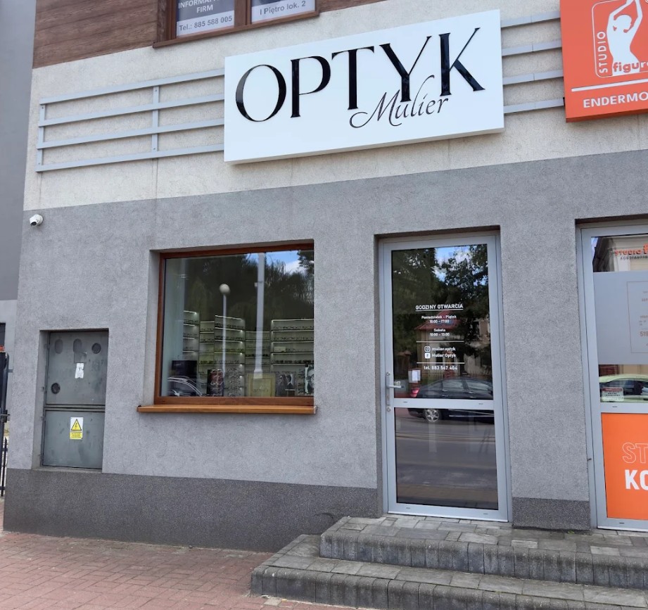 Wejście do salonu MULIER OPTYK przy ul. Jana Pawła II 34 w Konstantynowie Łódzkim — szyld OPTYK Mulier nad witryną i drzwiami